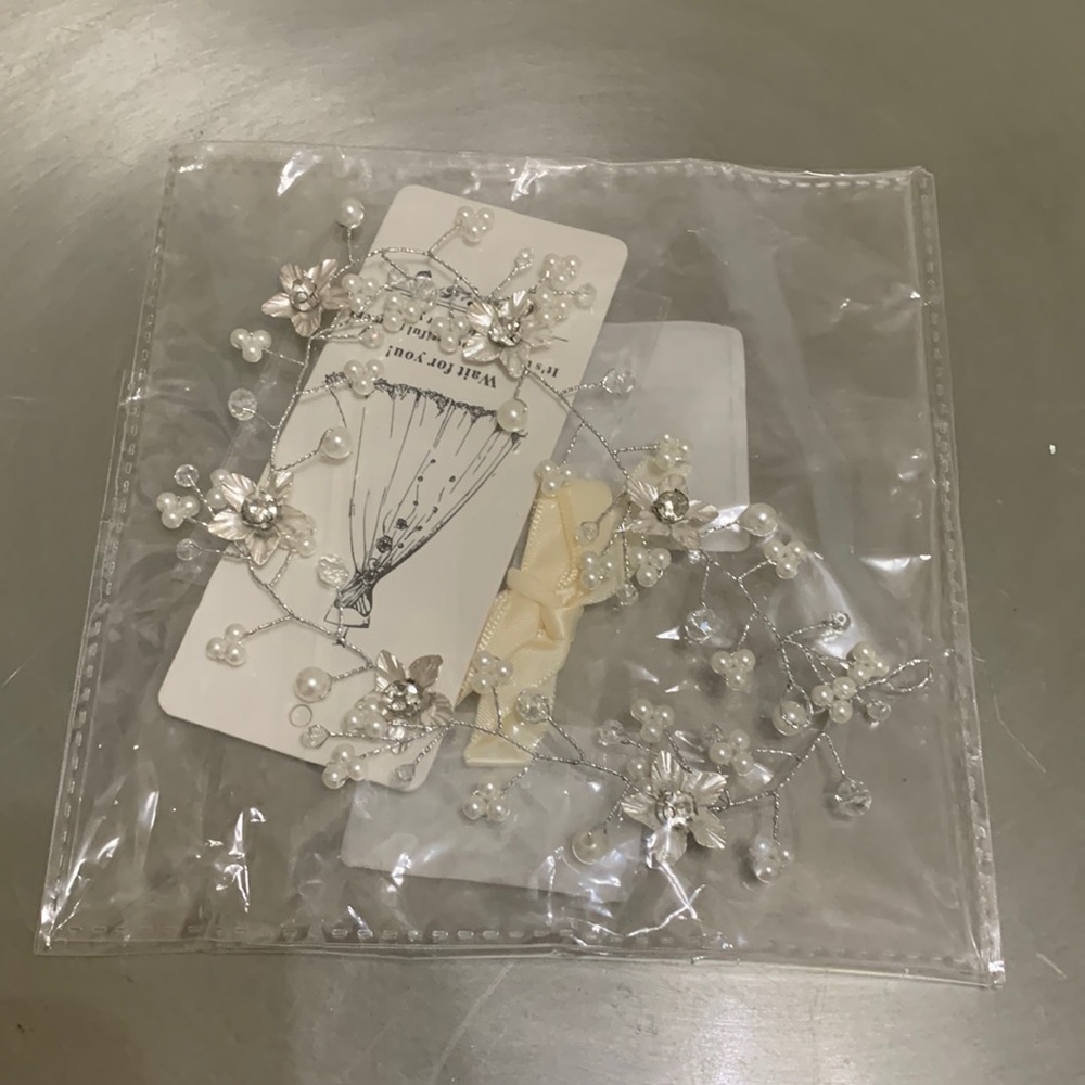 Floral metal and pearl hair wrap